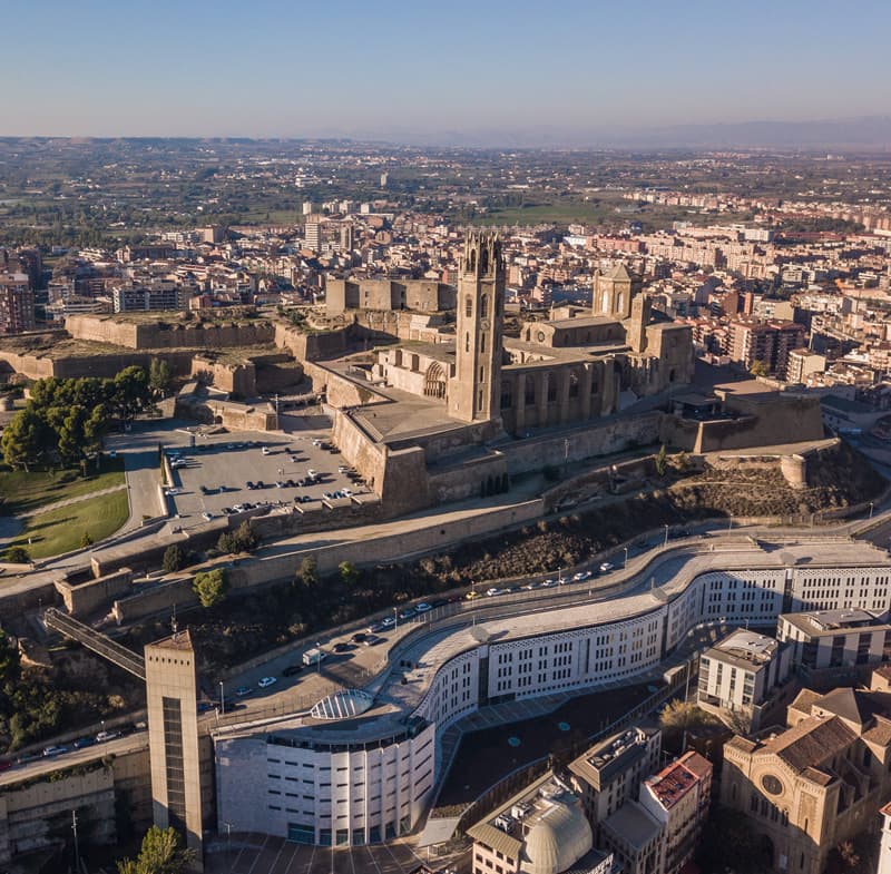 Vista aérea de Lleida destacando arquitectura moderna y histórica, reflejando el innovador diseño web de la ciudad.