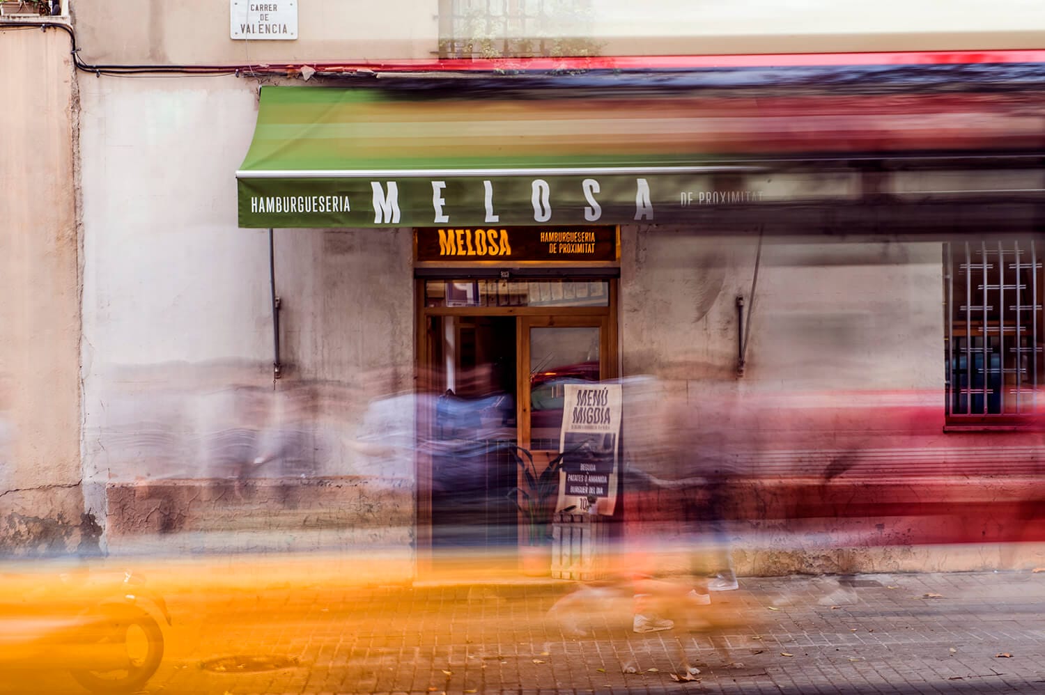 Fachada de la Hamburguesería Melosa en Barcelona, ejemplo de éxito en diseño web Lleida, destacada en Joc de Cartes.